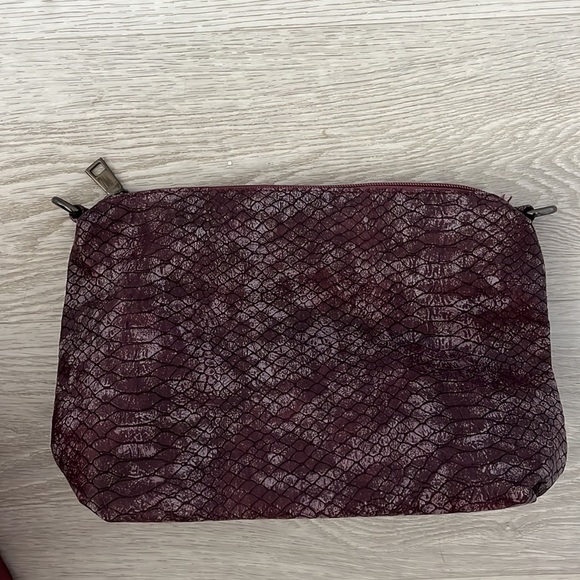 Beautifully designed bag with cut out in front. Comes with faux snakeskin pouch - Picture 5 of 7